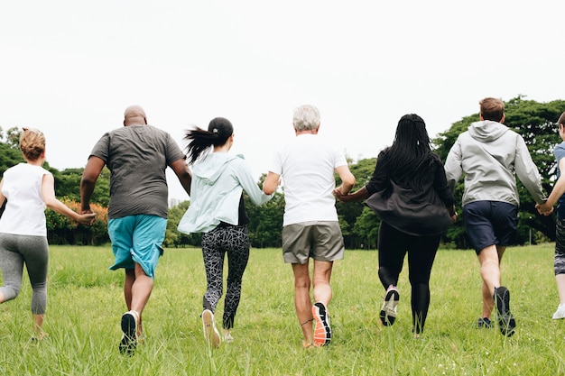 Grupo de adultos tomados de la mano en el parque