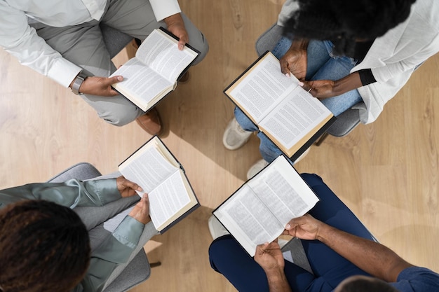 Grupo Africano De Personas Leyendo Libro Religioso