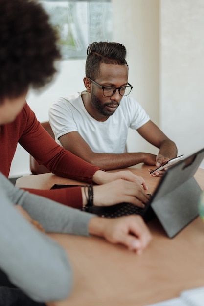 Grupo de afroamericanos trabajando juntos