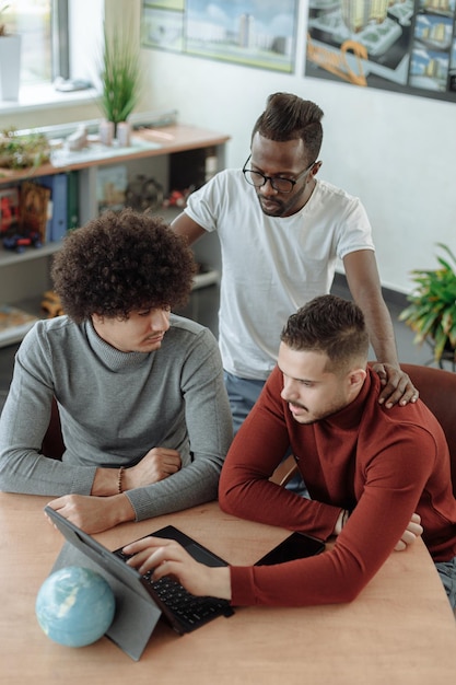 Foto grupo de afroamericanos trabajando juntos