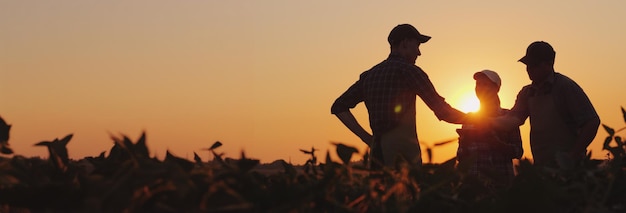 Foto un grupo de agricultores en el campo estrechando la mano.