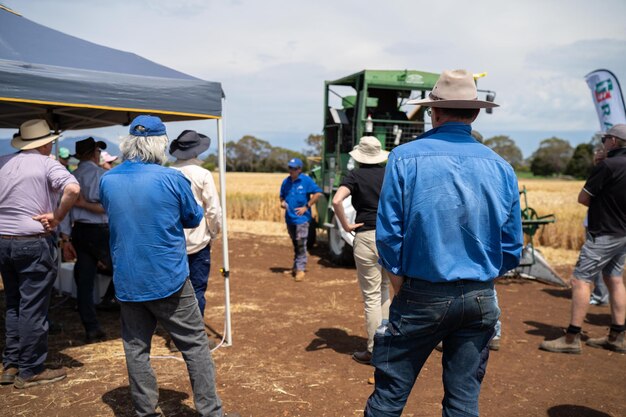 Foto grupo de agricultores que aprenden sobre la salud de los cultivos y la salud mental de los agricultores agricultor que escucha a un científico agrónomo en un día de campo jóvenes que trabajan en la agricultura en un dia de información