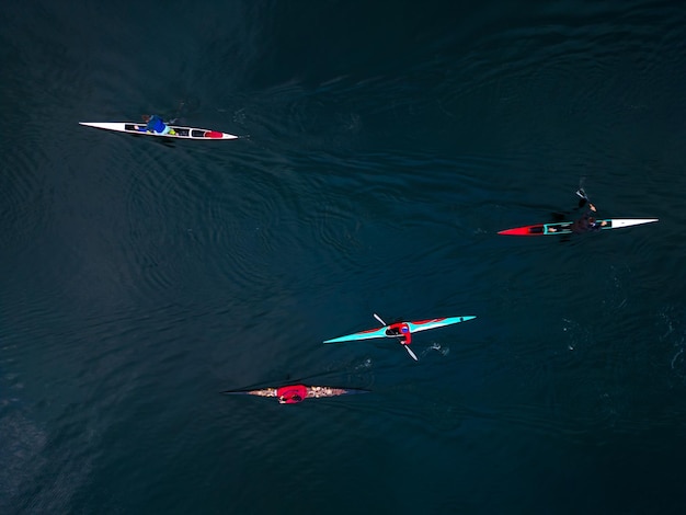 Grupo de aguas abiertas de kayaks deportivos y canoas vista aérea