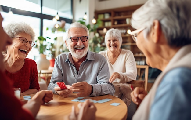 Un grupo alegre de ancianos jugando a las cartas y compartiendo risas en un hogar de ancianos. La camaradería y el disfrute crean una atmósfera cálida y animada en el espacio de vida de la comunidad.