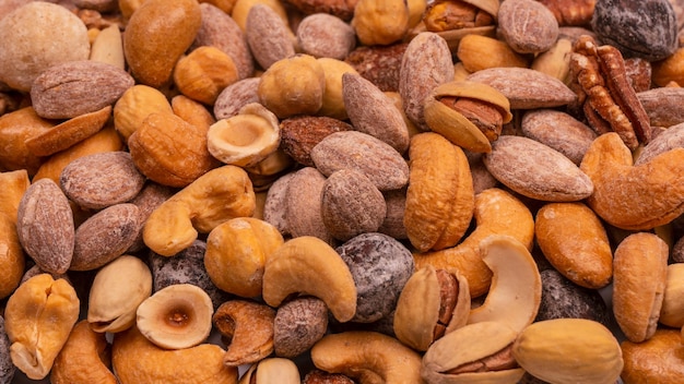 Un grupo de almendras pistachos nueces macadamia anacardos