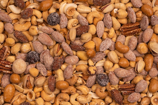 Un grupo de almendras pistachos nueces macadamia anacardos