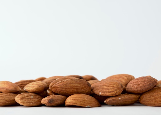 Grupo de almendras sobre fondo blanco.