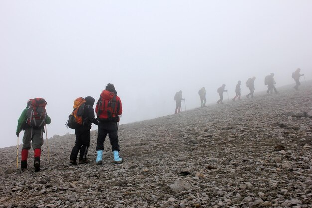 grupo de alpinistas escalando