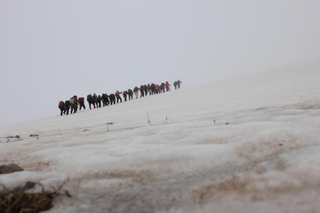 grupo de alpinistas escalando