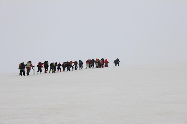 grupo de alpinistas escalando