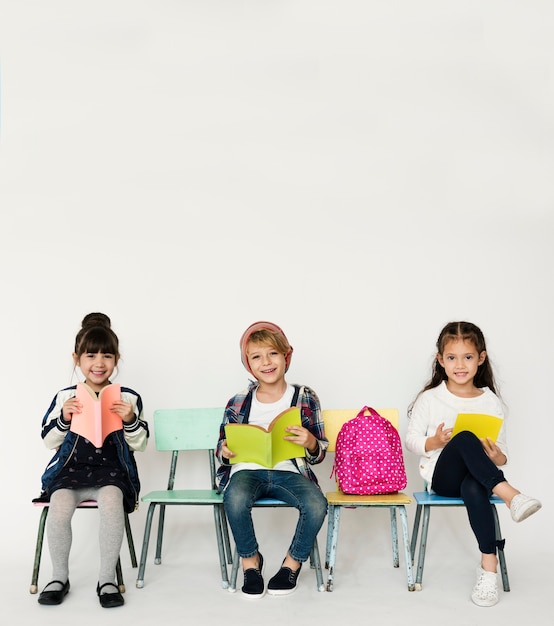 Un grupo de alumnos de primaria estudiando.