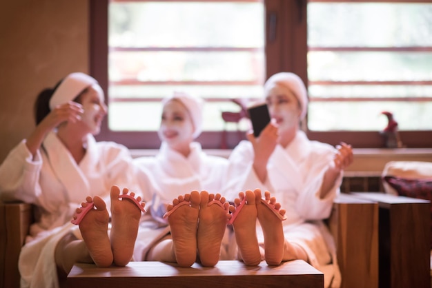 grupo de amigas famosas en el spa diviértete, celebra la despedida de soltera con máscara facial