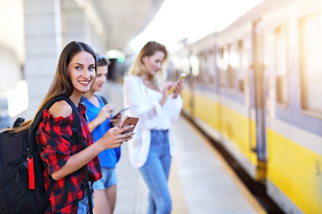 grupo de amigas turistas en la plataforma ferroviaria