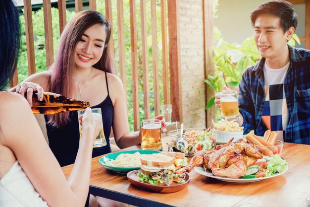 Grupo amigo jovens asiáticos comemorando festivais de cerveja