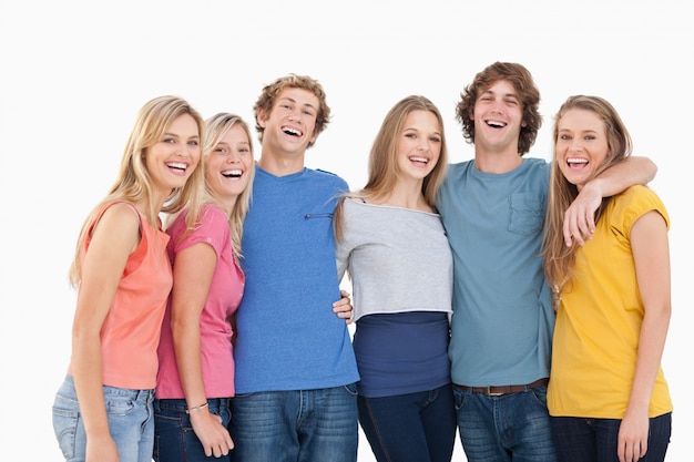 Un grupo de amigos abrazados y sonriendo