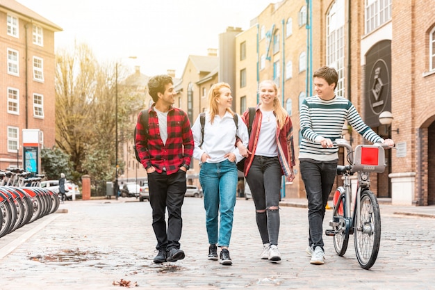 Grupo de amigos adolescentes caminando juntos en la ciudad