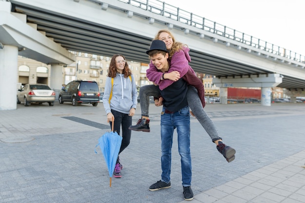 Grupo de amigos adolescentes divirtiéndose en la ciudad