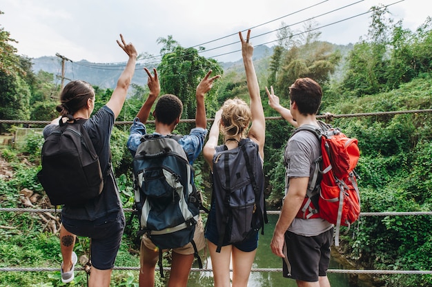 Grupo de amigos adultos jóvenes al aire libre ocio recreativo, la libertad y el concepto de aventura