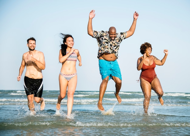 Grupo de amigos alegres en la playa.