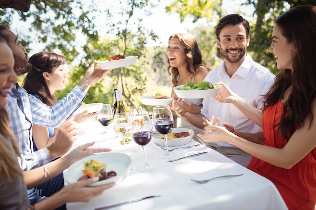 Foto grupo de amigos almorzando