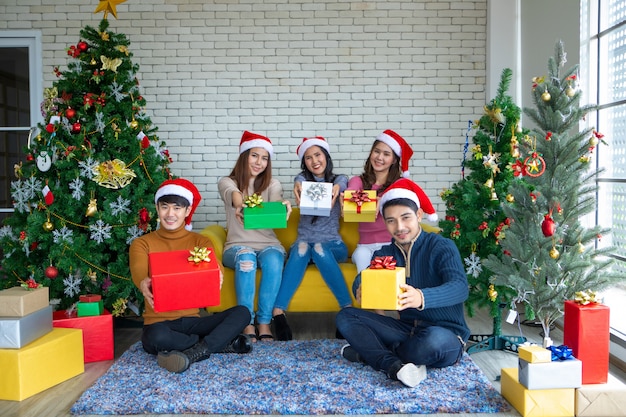 Grupo de amigos de asia celebrando la Navidad y feliz año nuevo en casa