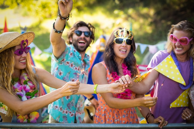 Grupo de amigos bailando en el festival de música