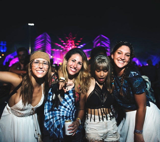 Foto grupo de amigos bebiendo cervezas disfrutando del festival de música juntos