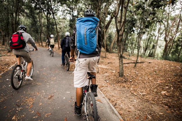 Grupo de amigos en bicicleta de montaña en el bosque juntos