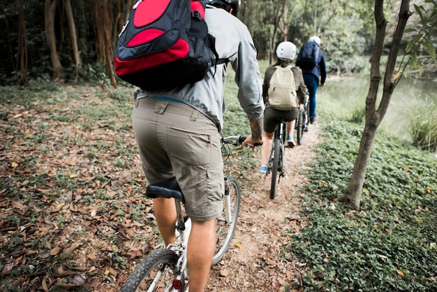 Grupo de amigos en bicicleta de montaña en el bosque juntos
