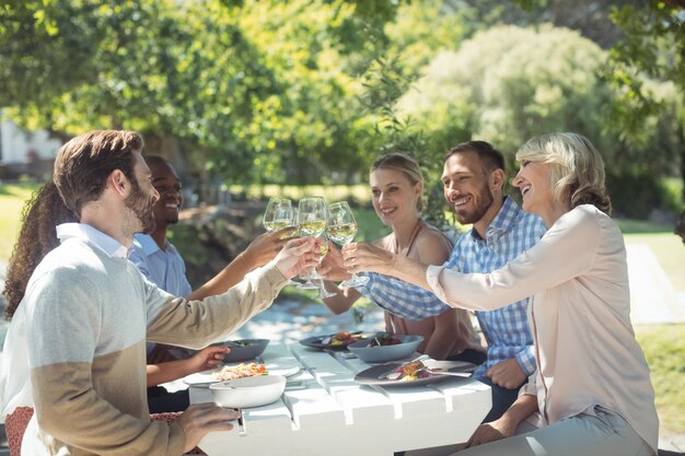 Grupo de amigos brindando copas de vino en un restaurante