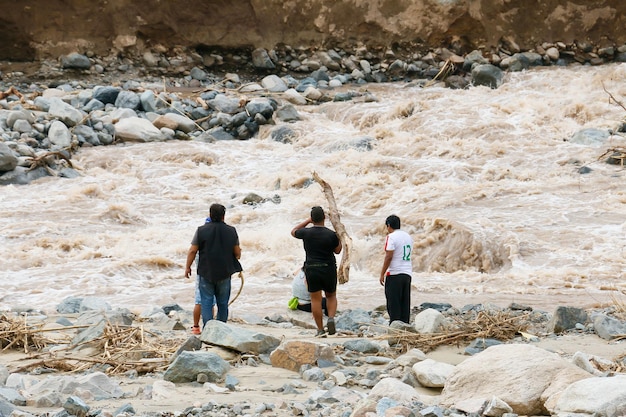 Un grupo de amigos caminando cerca de un río que fluye rápido