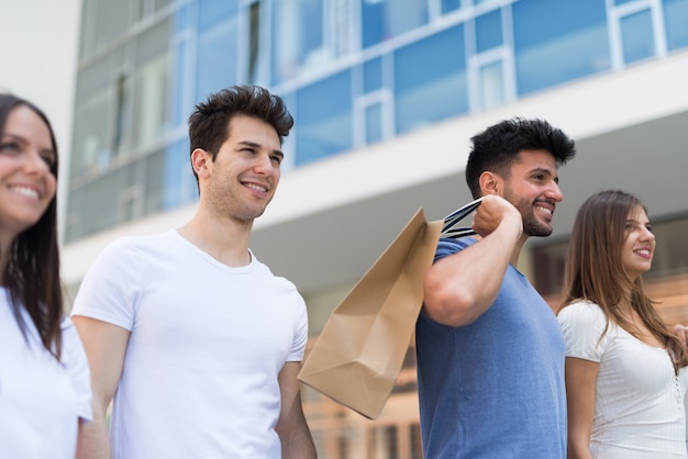 Grupo de amigos caminando y haciendo compras