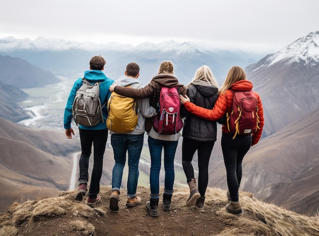 Un grupo de amigos caminando juntos en las montañas imágenes de salud mental ilustración fotorrealista