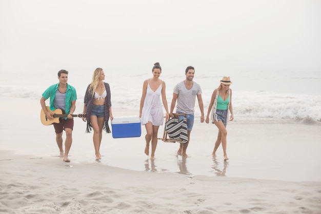 Grupo de amigos caminando por la playa