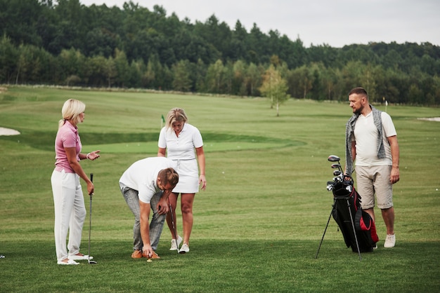 Grupo de amigos en el campo de golf.