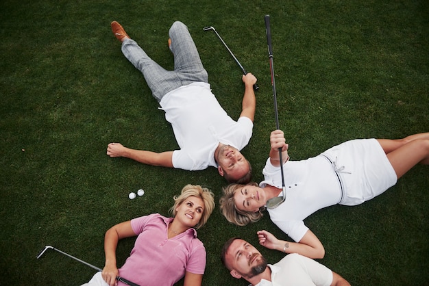 Grupo de amigos en el campo de golf.