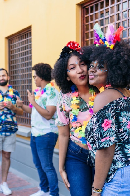 Grupo de amigos en el carnaval callejero colombiano