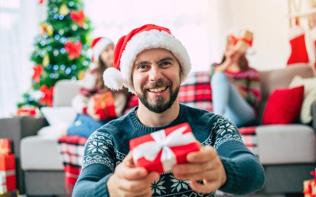 grupo de amigos, en casa, llevando, santa sombrero