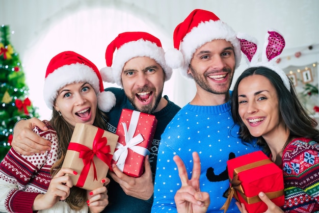 grupo de amigos en casa en navidad