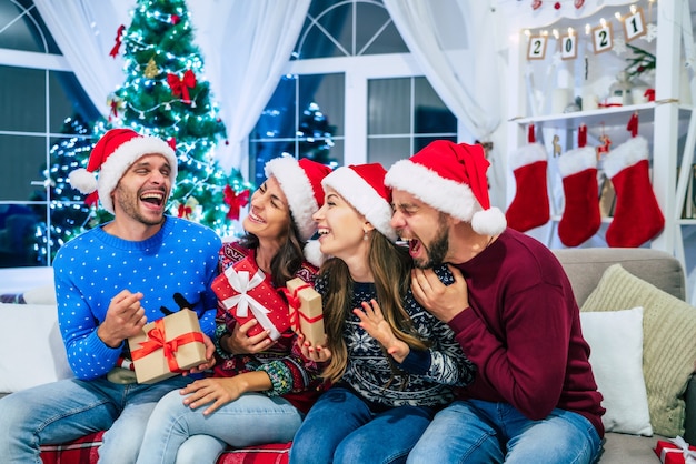 grupo de amigos en casa en navidad