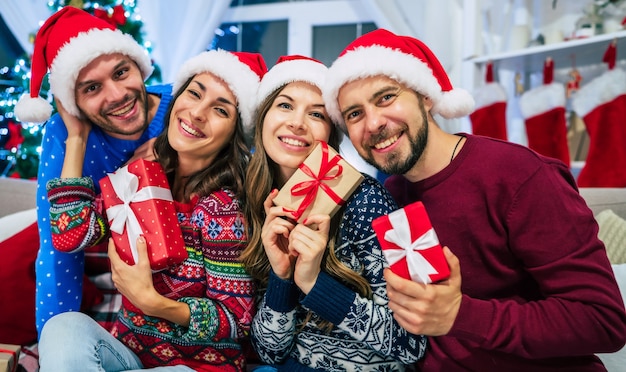 grupo de amigos en casa en navidad