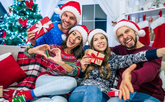 grupo de amigos en casa en navidad