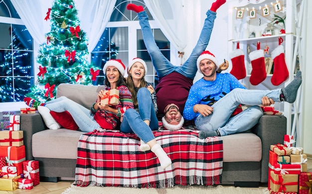 grupo de amigos en casa en navidad