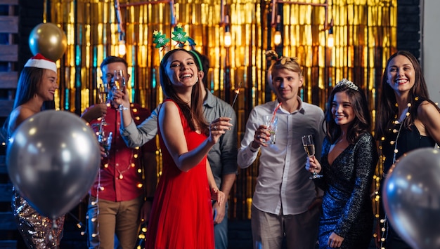 Foto grupo de amigos celebrando el año nuevo, fiesta de navidad.