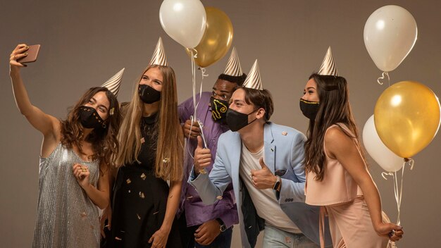 Foto grupo de amigos celebrando el concepto de año nuevo