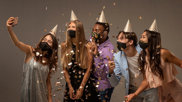 Foto grupo de amigos celebrando el concepto de año nuevo