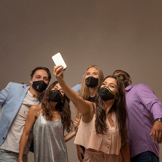 Foto grupo de amigos celebrando el concepto de año nuevo