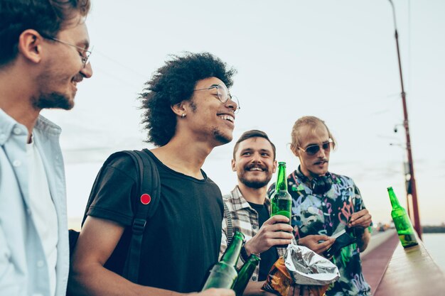 Grupo de amigos celebrando, descansando, divirtiéndose y festejando en verano