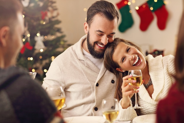 grupo de amigos celebrando la navidad en casa