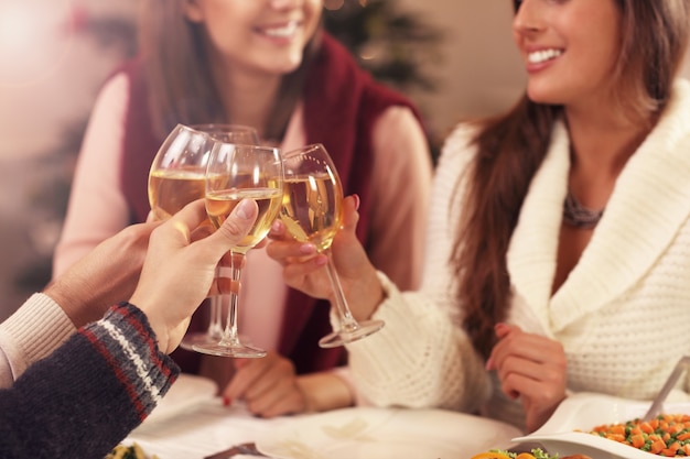 grupo de amigos celebrando la navidad en casa